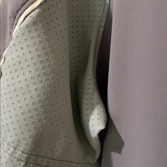 ⭐️ 2/$25 or 3/$30 Under Armour Coaches Pullover - Picture 4 of 4